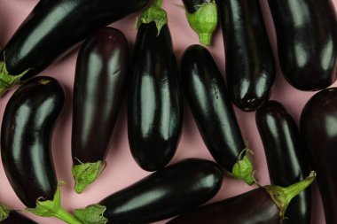 Patlıcan, beyaz üzerine izole edilmiş. Projen için kaliteli fotoğraf.