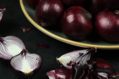 tatlı kırmızı soğanlar arka planda