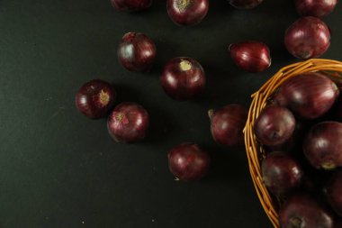 tatlı kırmızı soğanlar arka planda