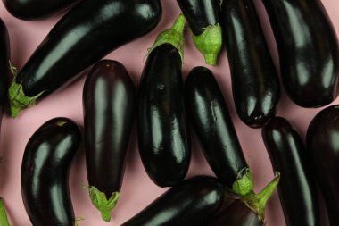 Patlıcan, beyaz üzerine izole edilmiş. Projen için kaliteli fotoğraf.