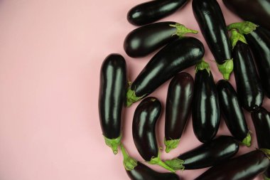 Patlıcan, beyaz üzerine izole edilmiş. Projen için kaliteli fotoğraf.