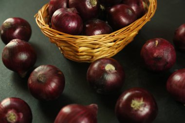 tatlı kırmızı soğanlar arka planda