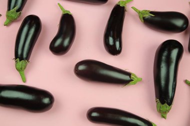 Patlıcan, beyaz üzerine izole edilmiş. Projen için kaliteli fotoğraf.