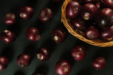 tatlı kırmızı soğanlar arka planda