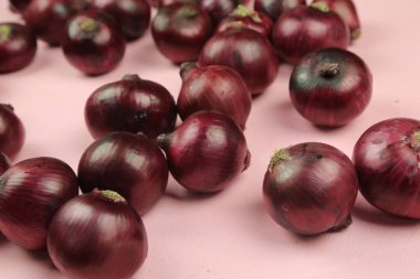 tatlı kırmızı soğanlar arka planda