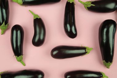 Patlıcan, beyaz üzerine izole edilmiş. Projen için kaliteli fotoğraf.