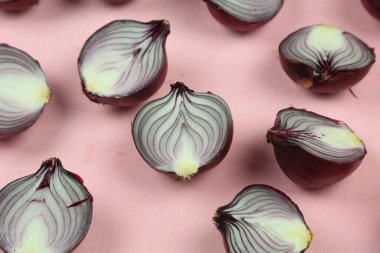 tatlı kırmızı soğanlar arka planda