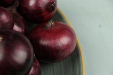 tatlı kırmızı soğanlar arka planda