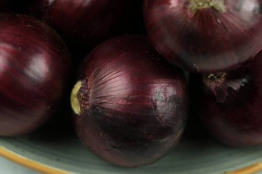 tatlı kırmızı soğanlar arka planda