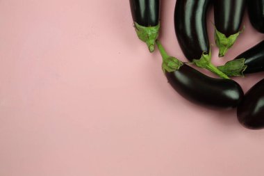 Patlıcan, beyaz üzerine izole edilmiş. Projen için kaliteli fotoğraf.