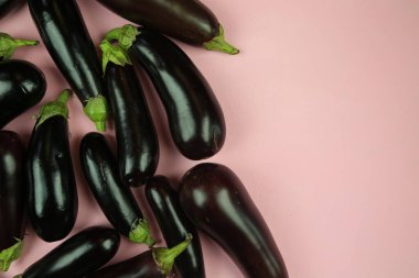 Patlıcan, beyaz üzerine izole edilmiş. Projen için kaliteli fotoğraf.