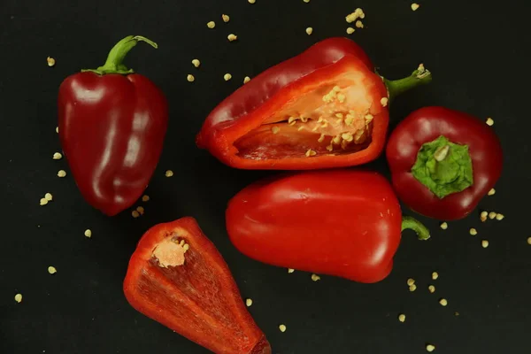 Siyah arkaplanda kırmızı biber