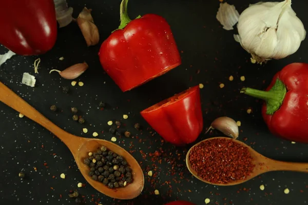 Siyah arkaplanda kırmızı biber