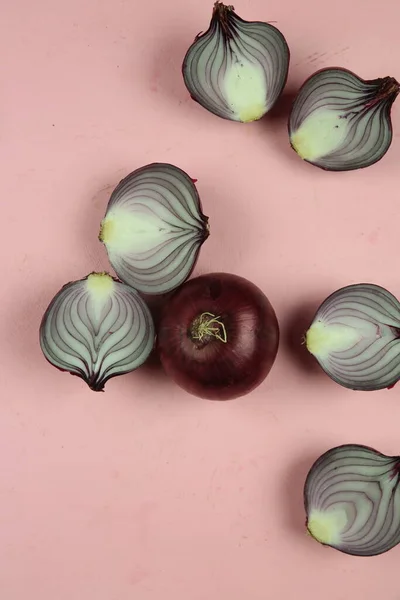 tatlı kırmızı soğanlar arka planda