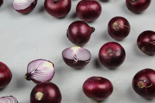 Süße rote Zwiebeln auf Hintergrund — Stockfoto