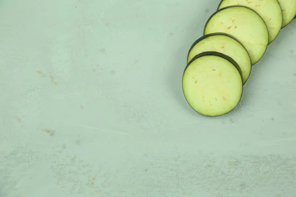 Patlıcan, beyaz üzerine izole edilmiş. Projen için kaliteli fotoğraf.