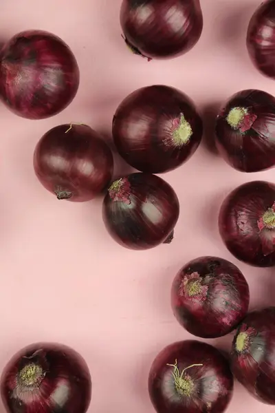 Cebolas vermelhas doces no fundo — Fotografia de Stock