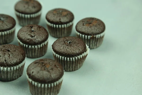 Bolinhos de chocolate com fundo colorido — Fotografia de Stock