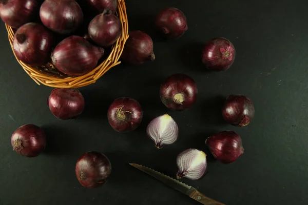 Sladká červená cibule na pozadí — Stock fotografie