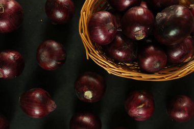 tatlı kırmızı soğanlar arka planda