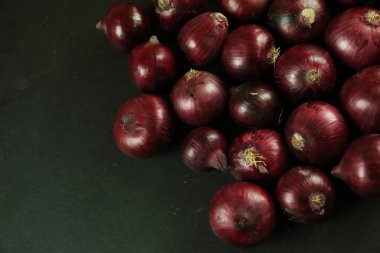 tatlı kırmızı soğanlar arka planda