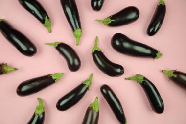 Patlıcan, beyaz üzerine izole edilmiş. Projen için kaliteli fotoğraf.