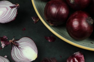 tatlı kırmızı soğanlar arka planda