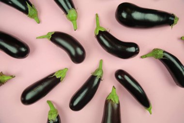 Patlıcan, beyaz üzerine izole edilmiş. Projen için kaliteli fotoğraf.