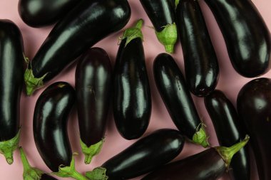 Patlıcan, beyaz üzerine izole edilmiş. Projen için kaliteli fotoğraf.