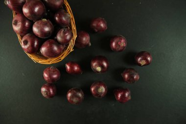 tatlı kırmızı soğanlar arka planda