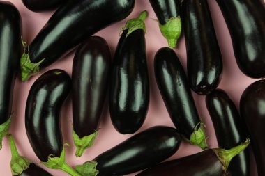 Patlıcan, beyaz üzerine izole edilmiş. Projen için kaliteli fotoğraf.