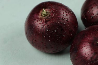 tatlı kırmızı soğanlar arka planda