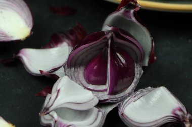 tatlı kırmızı soğanlar arka planda