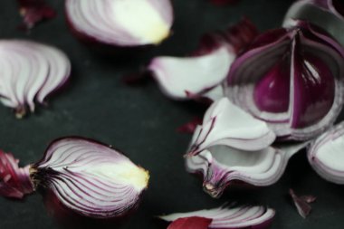 tatlı kırmızı soğanlar arka planda