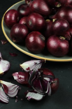 tatlı kırmızı soğanlar arka planda