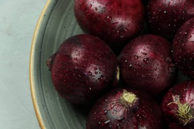 tatlı kırmızı soğanlar arka planda