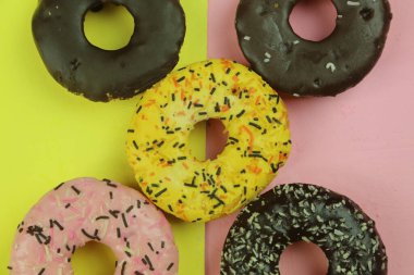 Renkli arkaplanı olan tatlı çörek.