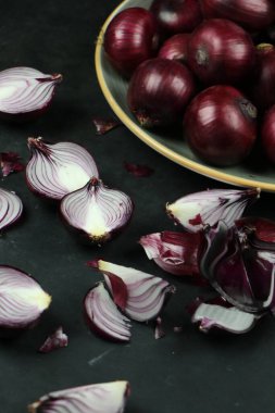 tatlı kırmızı soğanlar arka planda