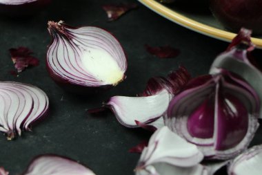 tatlı kırmızı soğanlar arka planda