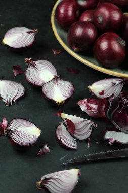 tatlı kırmızı soğanlar arka planda
