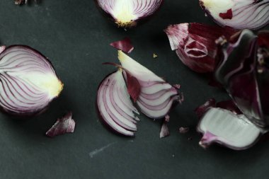 tatlı kırmızı soğanlar arka planda