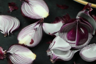 tatlı kırmızı soğanlar arka planda