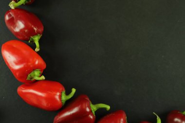 Siyah arkaplanda kırmızı biber