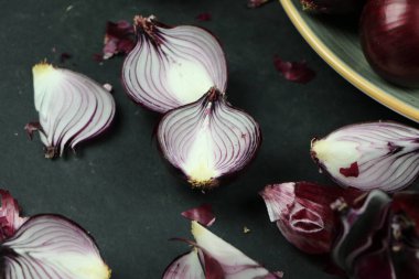 tatlı kırmızı soğanlar arka planda