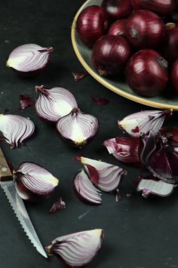 tatlı kırmızı soğanlar arka planda