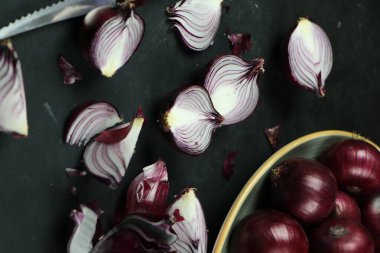 tatlı kırmızı soğanlar arka planda