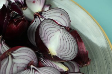 tatlı kırmızı soğanlar arka planda