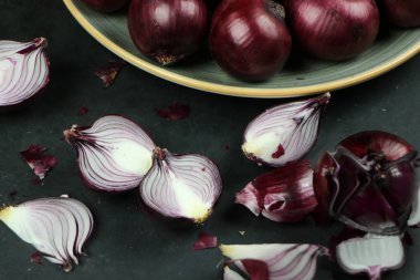 tatlı kırmızı soğanlar arka planda