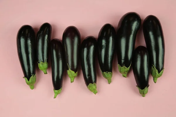 Patlıcan, beyaz üzerine izole edilmiş. Projen için kaliteli fotoğraf.