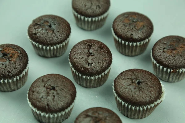 Cupcake al cioccolato con sfondo colorato — Foto Stock